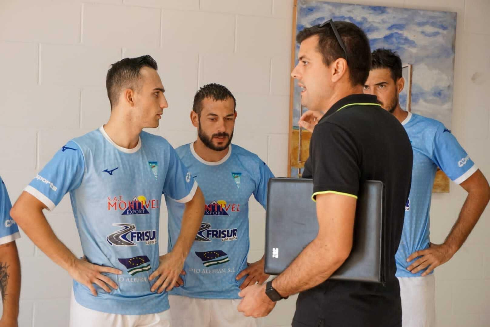 Jesús Vázquez se dirige a sus jugadores.