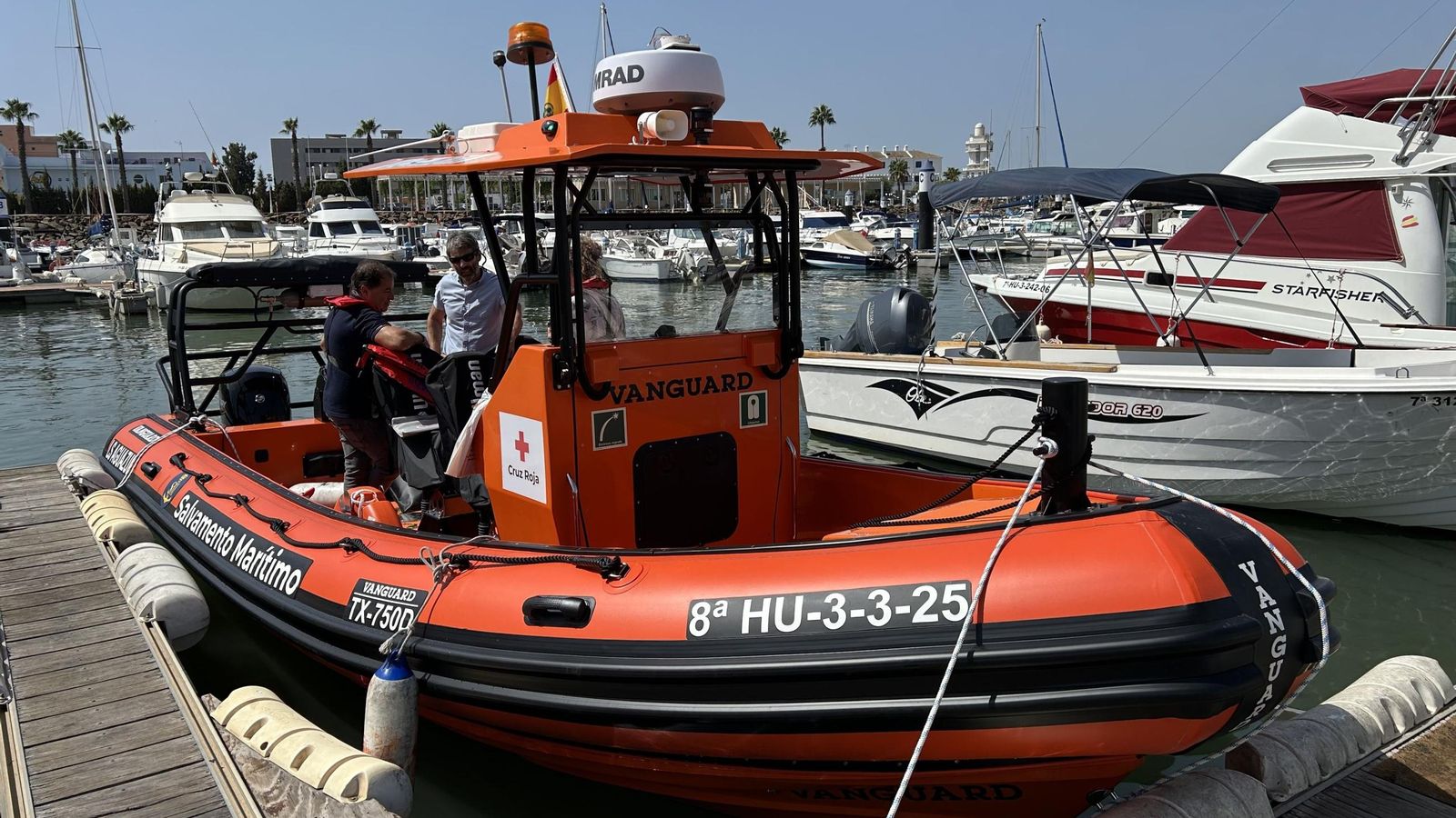 La embarcación LS Aguazul, entregada por Salvamento Marítimo  a la base de Salvamento de Cruz Roja en Isla Cristina.