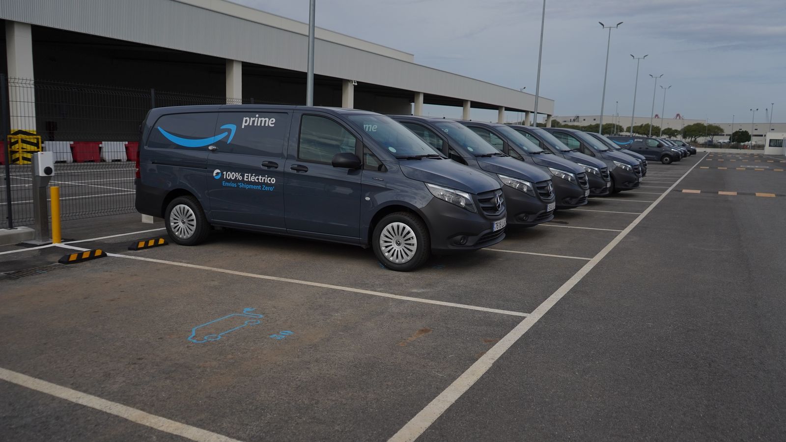 Además de las 60 furgonetas eléctricas, Amazon también ha dotado a su centro logístico de otros tantos puntos para su recarga.