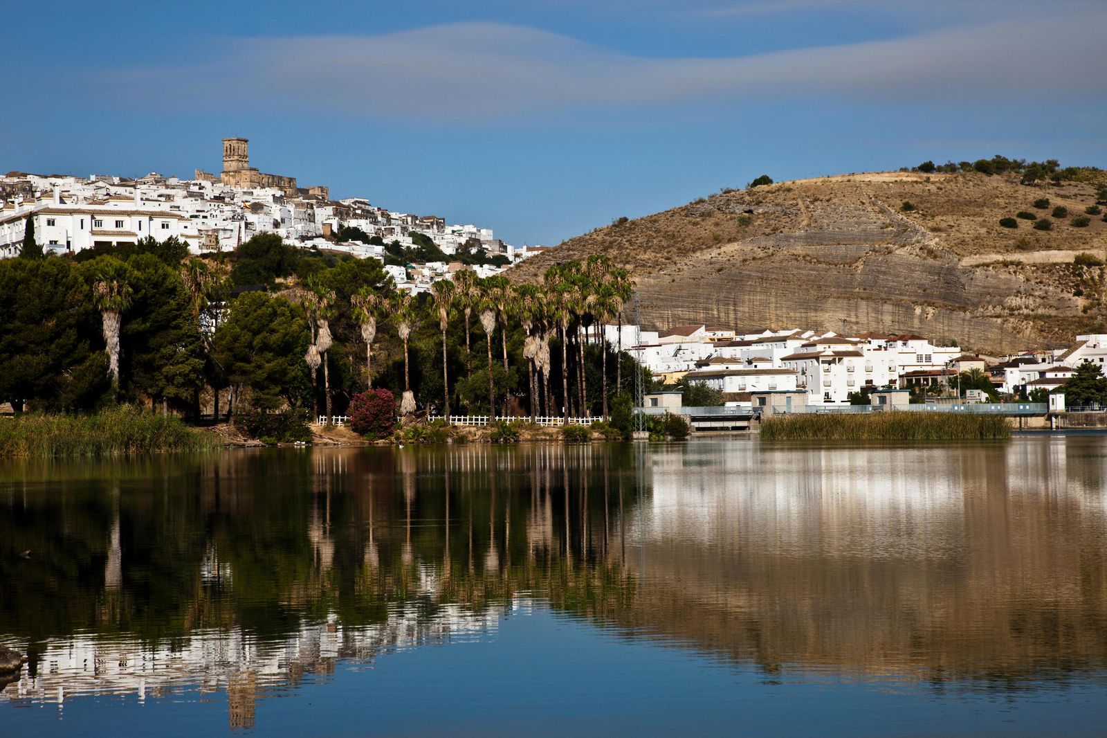 Panorámica de Arcos desde el embalse.