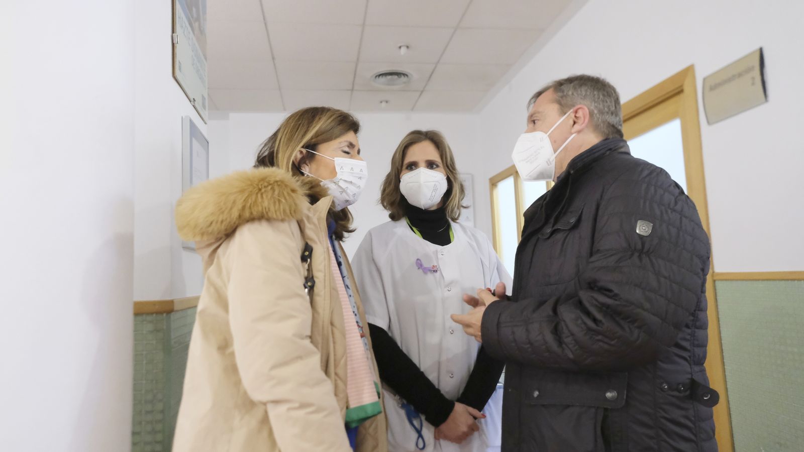 La delegada de Salud y Consumo, María Jesús Botella, en su visita al ambulatorio.