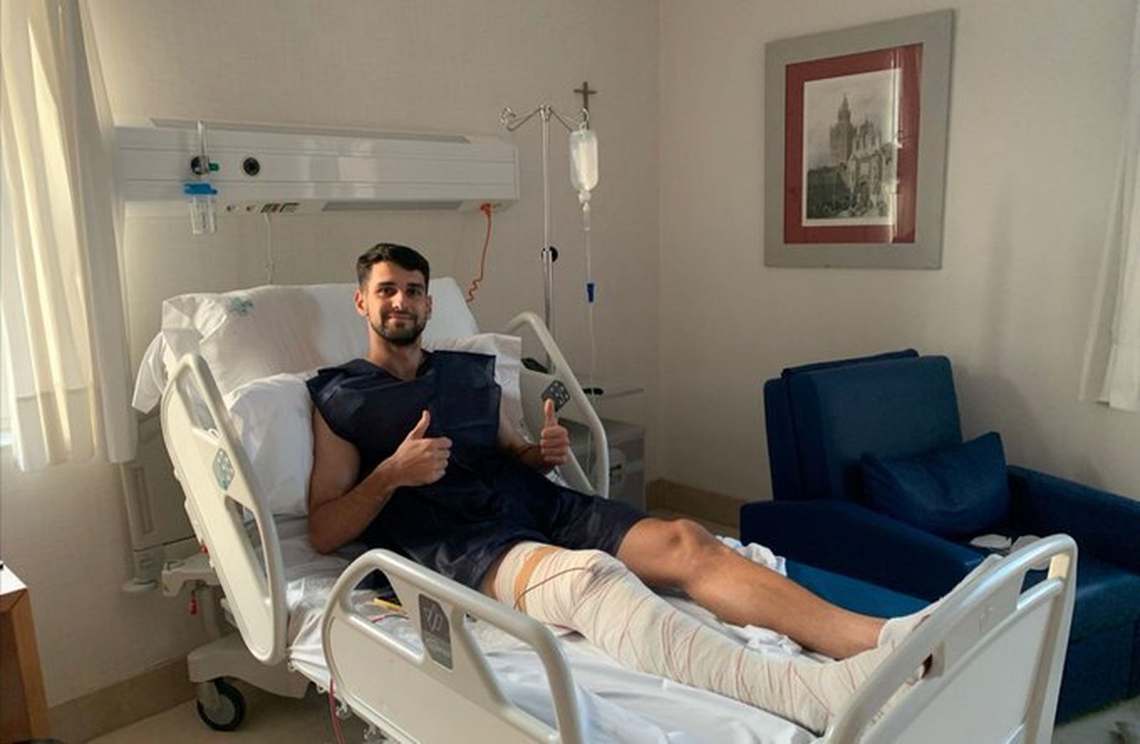 Xavi Sintes posa sonriente tras su operación.