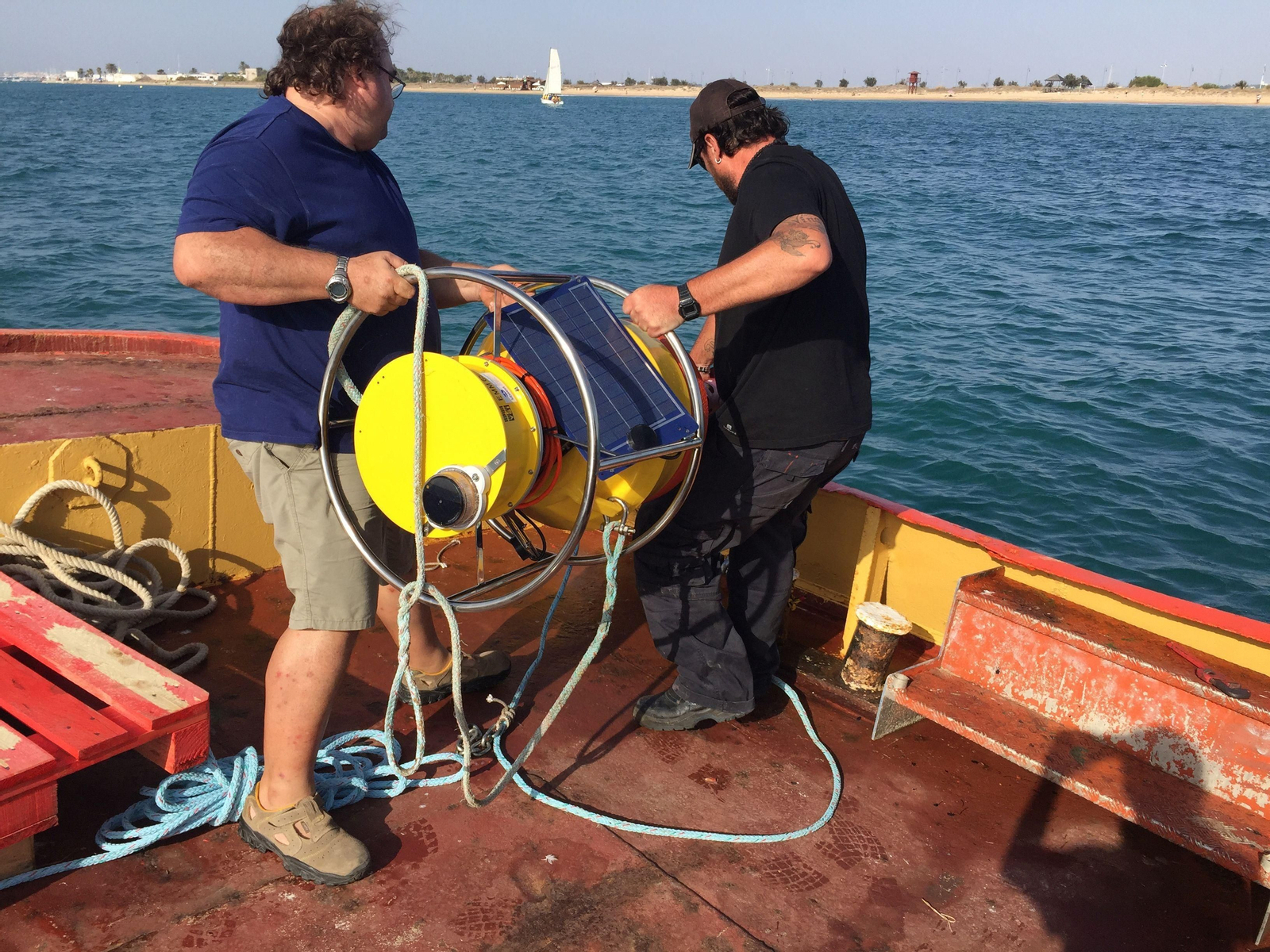 Operarios durante los trabajos que desarrollan frente al Castillo.