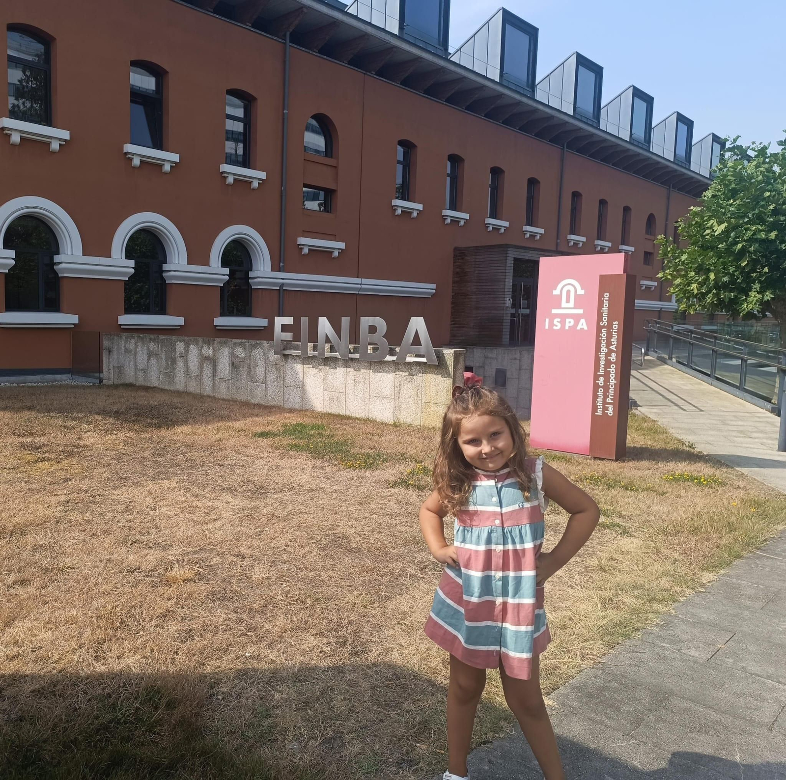Valentina en la puerta del laboratorio de Asturias.