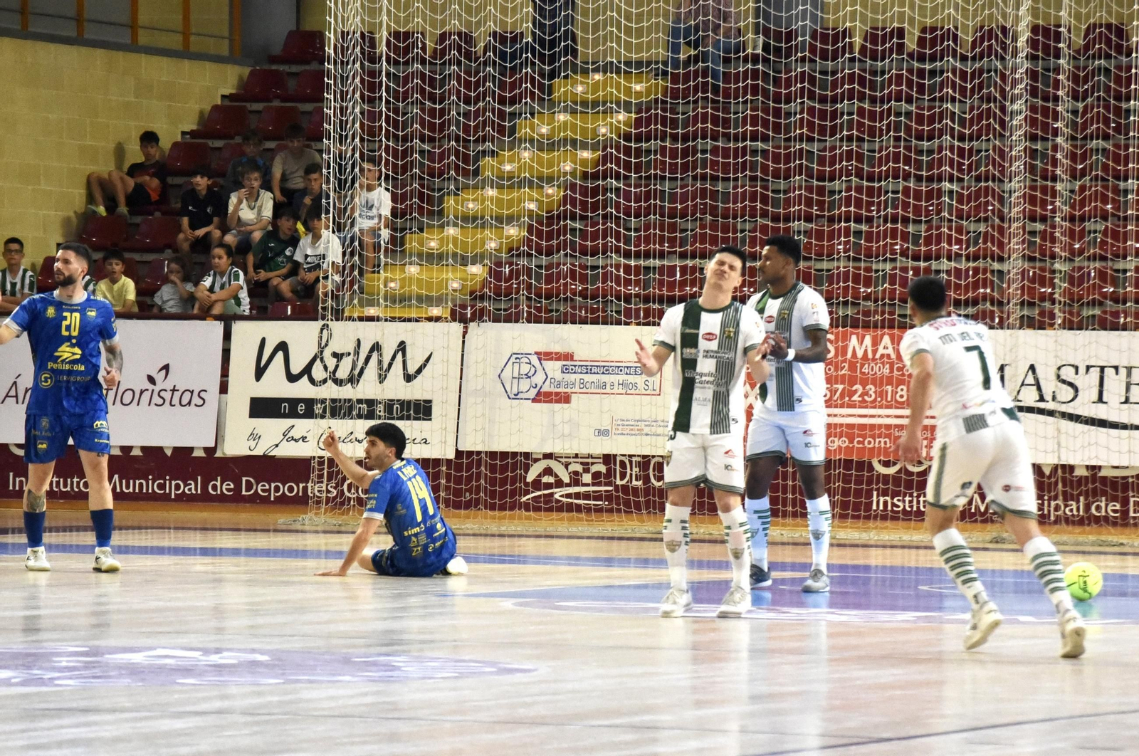 Las mejores fotos del ambiente en Vista Alegre para el Córdoba Futsal - Peñíscola