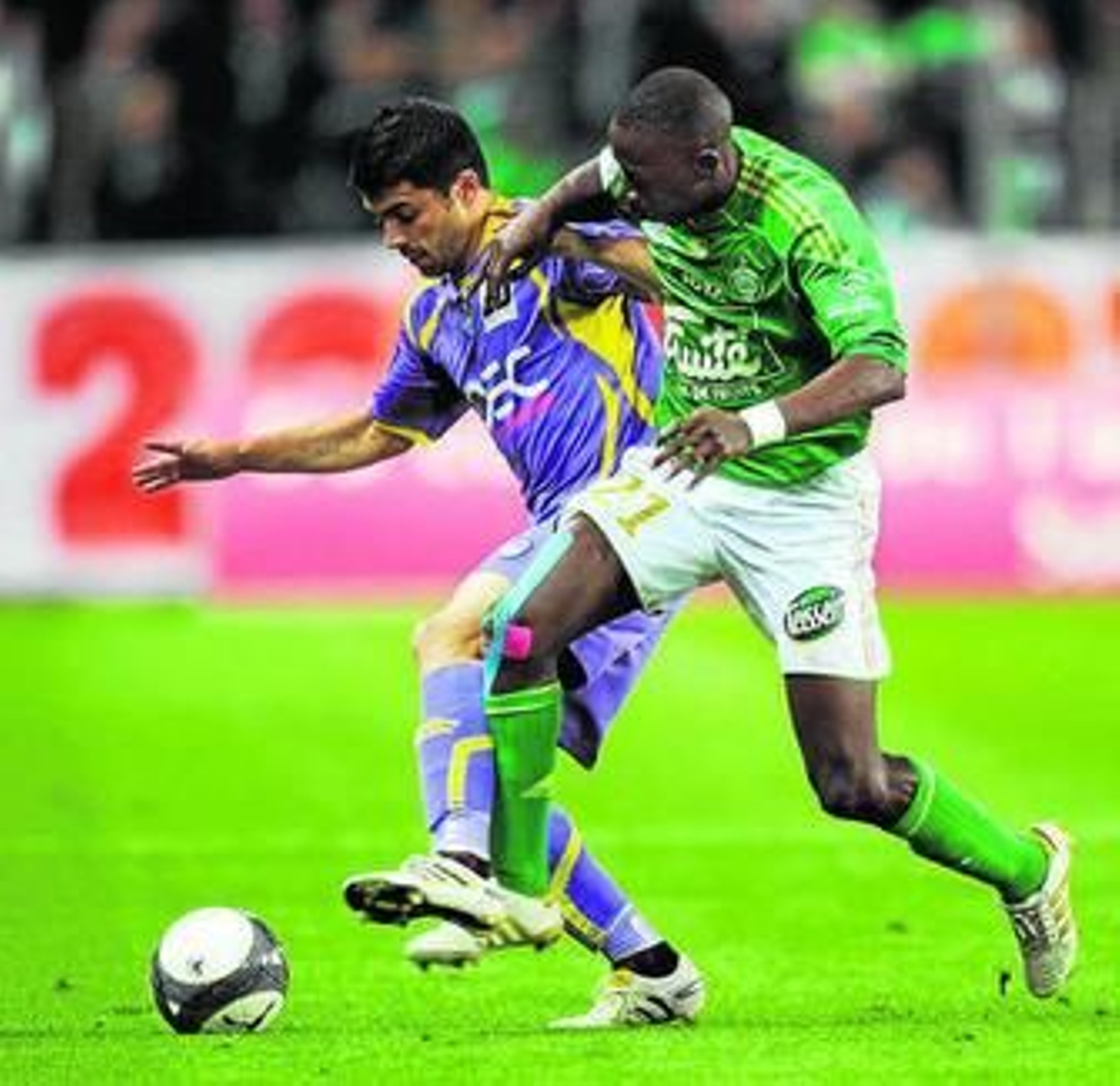 Dabo, a la derecha, pugna con Machado, del Tolouse.