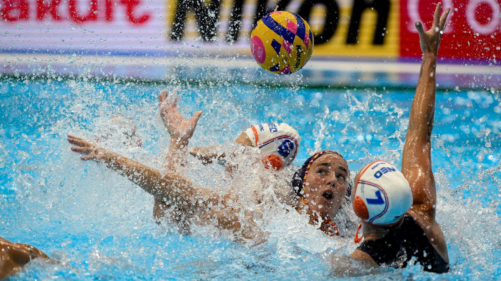 Dos jugadores neerlandesas bloquean a la boya española.