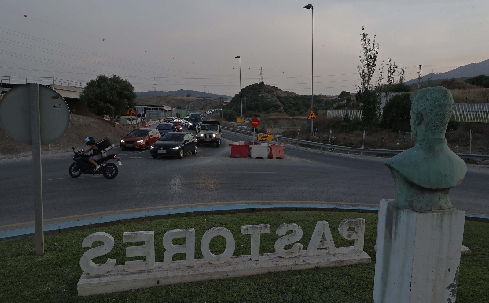 Fotos del colapso de tráfico en la N-340 por las obras del Acceso Sur de Algeciras