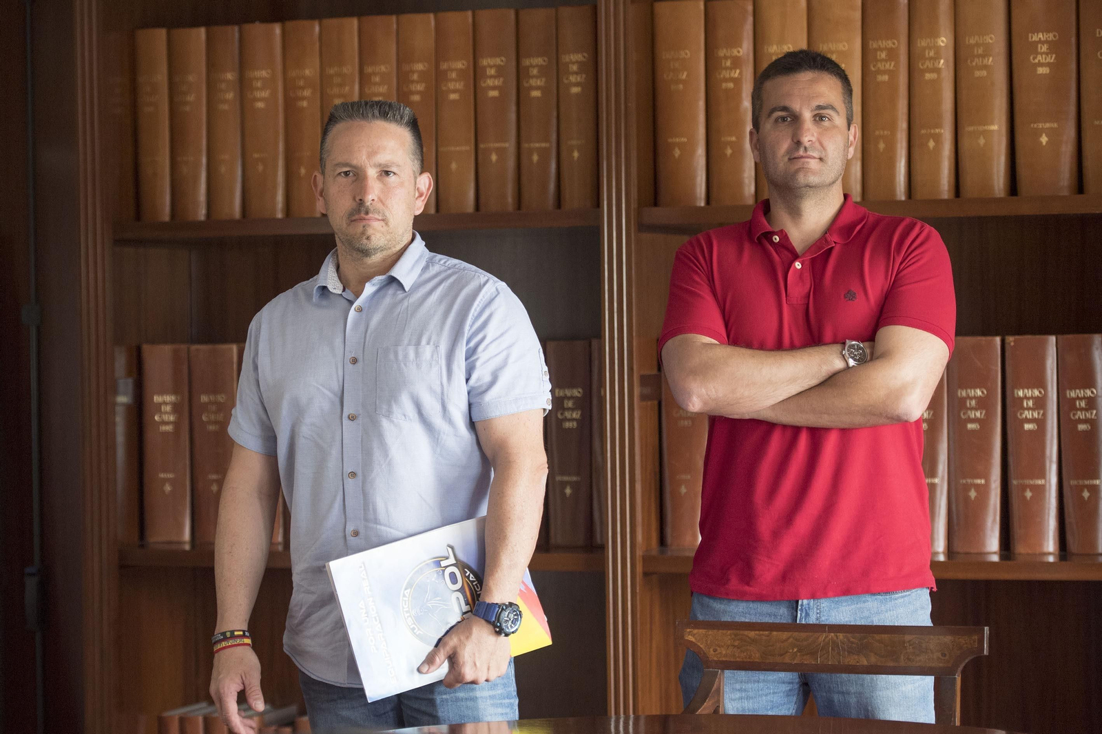 Antonio Rodríguez, a la izquierda, y Javier Calero, de Jupol, durante la entrevista realizada en la hemeroteca del Diario.