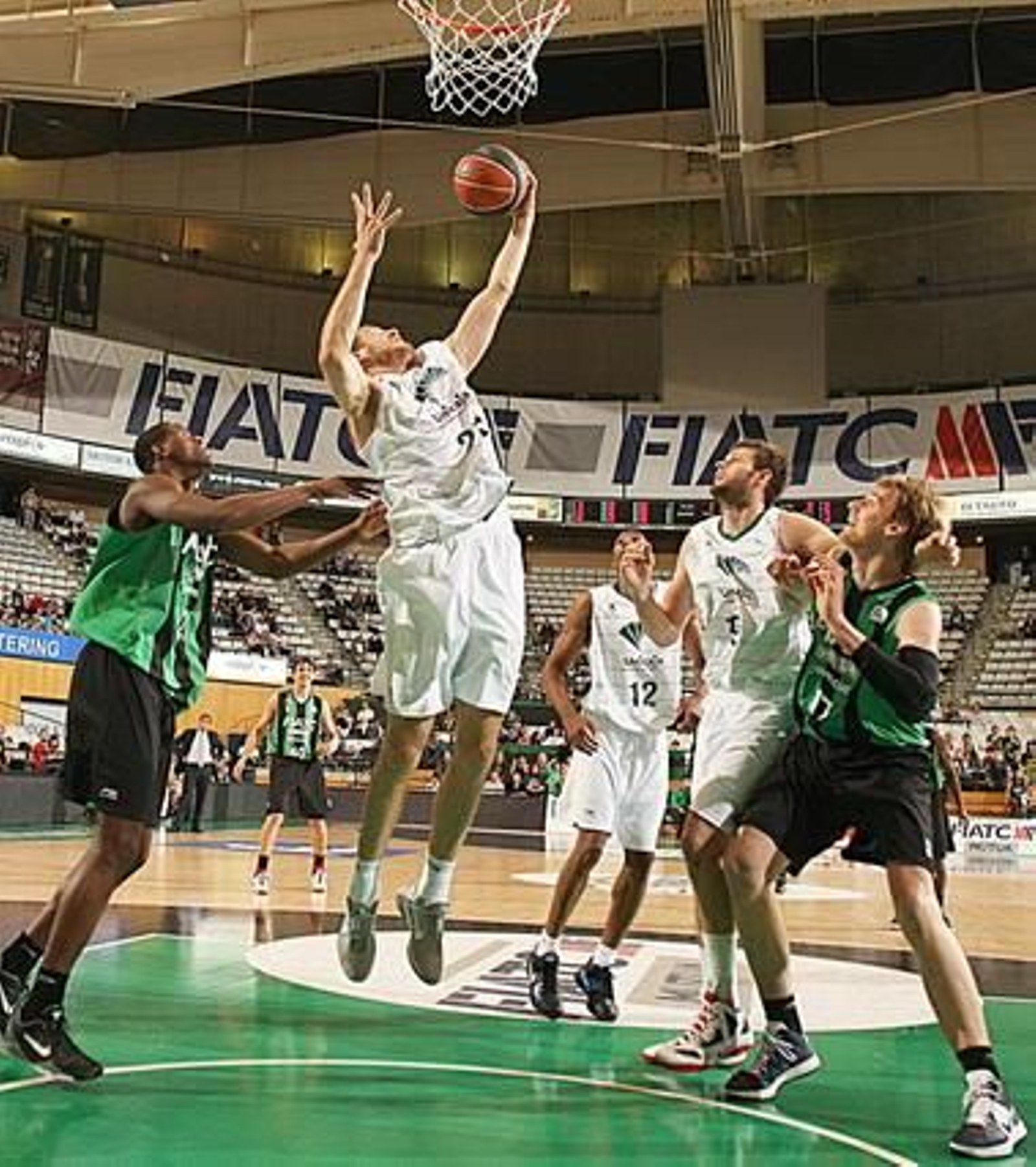Encuentro entre el Joventut-Unicaja 

Foto: EFE / ACB