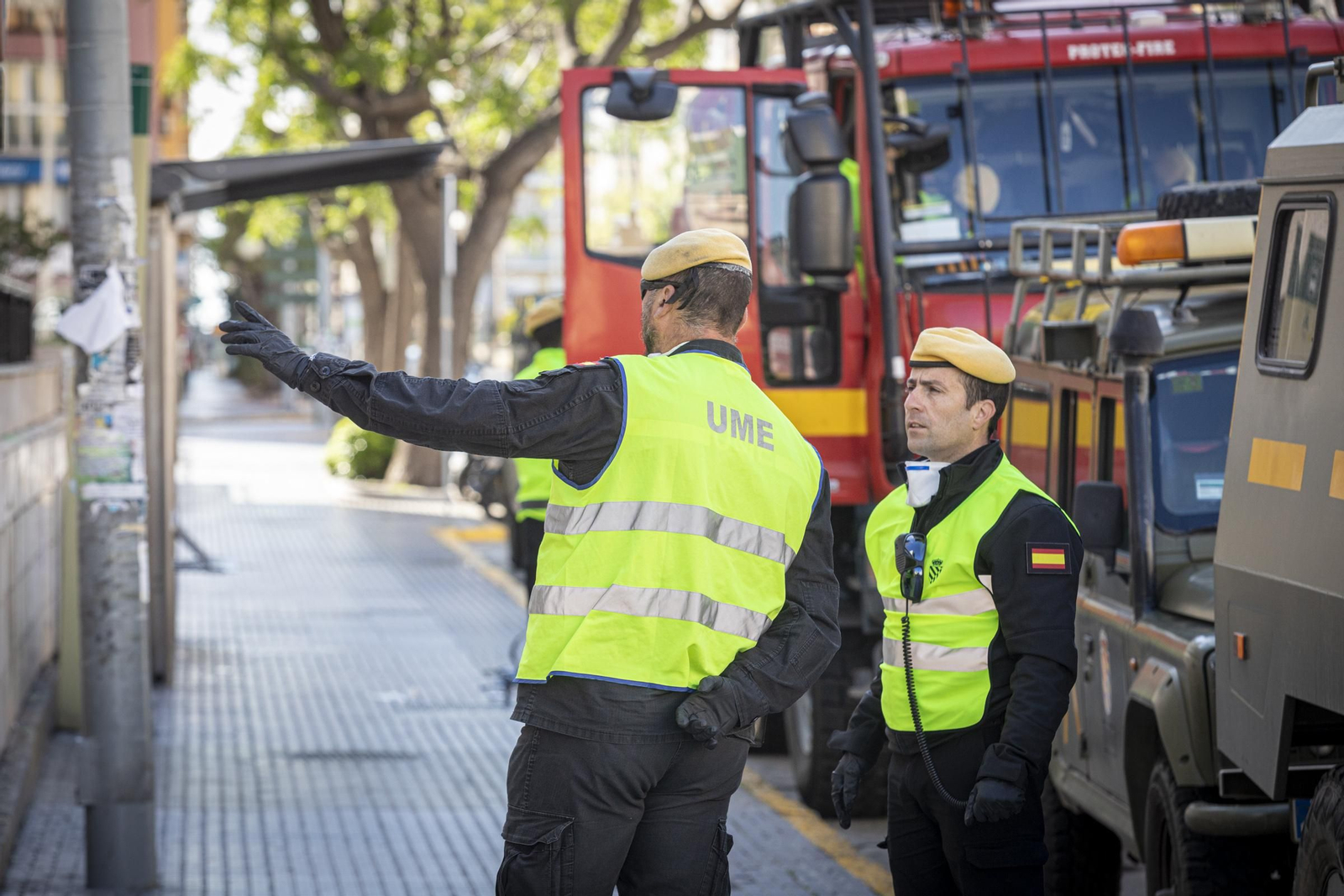 La UME desinfecta el hospital Puerta del Mar