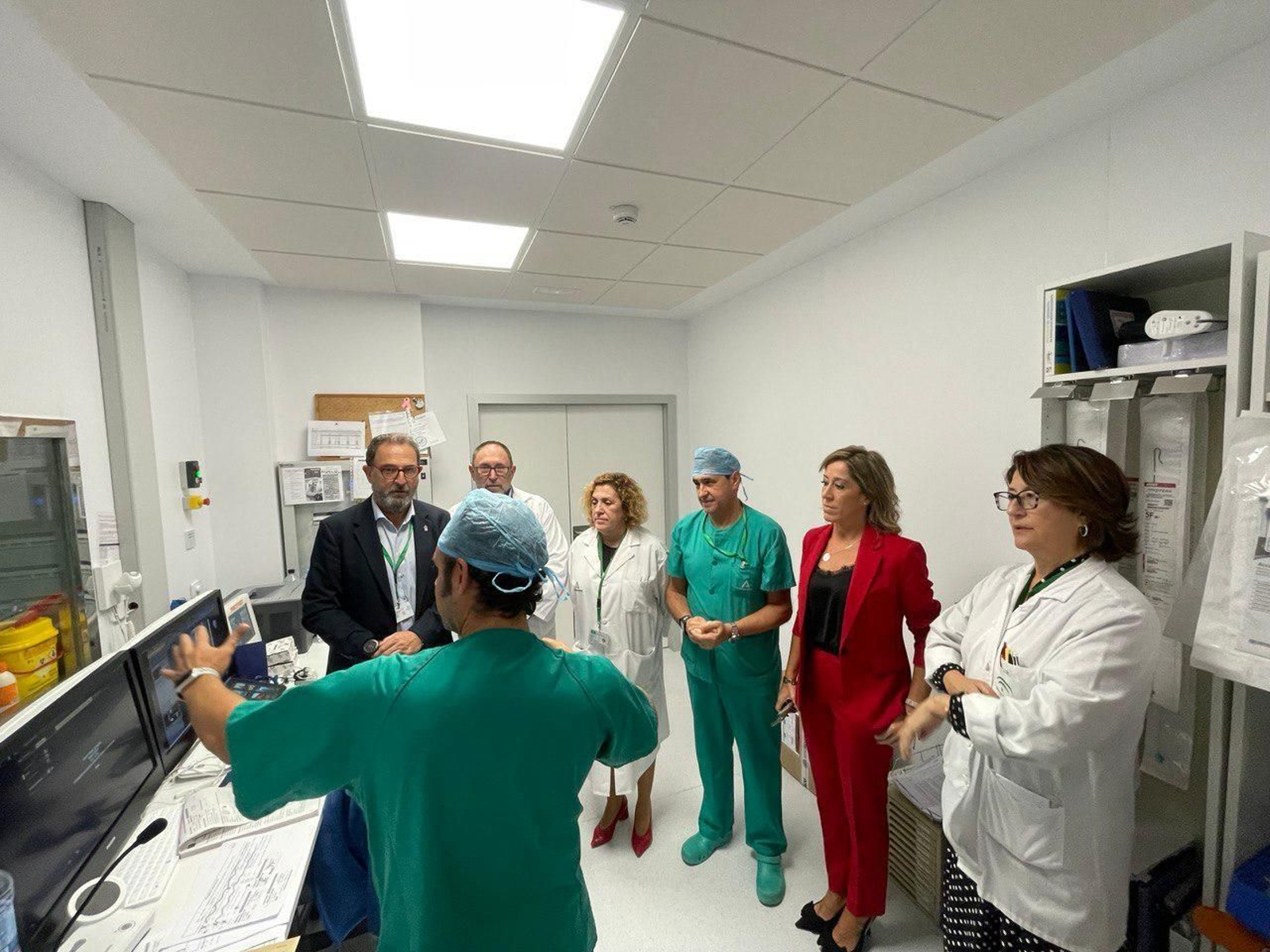 El delegado, en su visita al Clínico, junto al gerente y otros profesionales del hospital. El delegado, en su visita al Clínico, junto al gerente y otros profesionales del hospital.