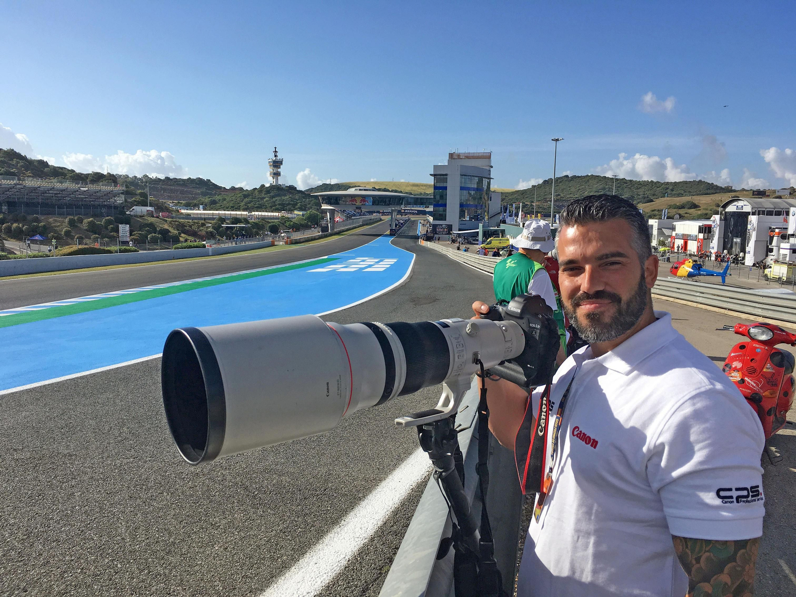 Jesús Robledo, de San Fernando y jerezano de adopción, en el Circuito de Jerez cubriendo el Gran Premio.