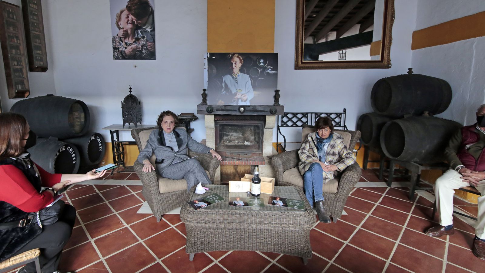 Otro momento de la presentación con la foto de Pilar Plá Pechovierto, fallecida el 8 de marzo de 2020, presidiendo la escena.