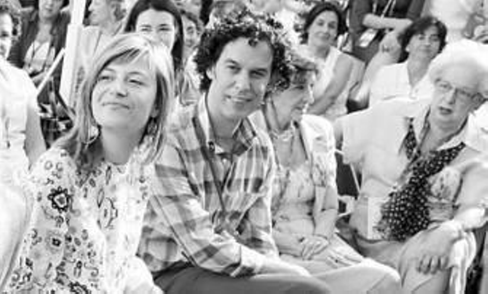 López habla con un grupo de delegadas socialistas.