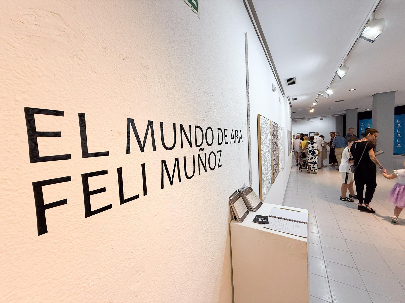 Las fotos de la exposición El mundo de Ara de Feli Muñoz en la sala Cajasur de Algeciras