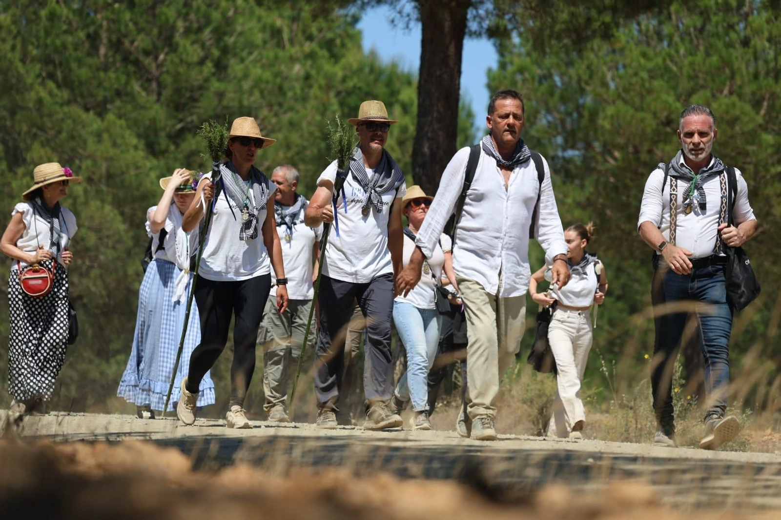Ambientazo en el camino de Huelva al Rocío este viernes: imágenes de los peregrinos en La Matilla