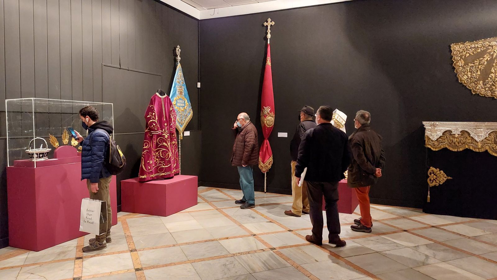 La exposición de estrenos de la Semana Santa, en imágenes