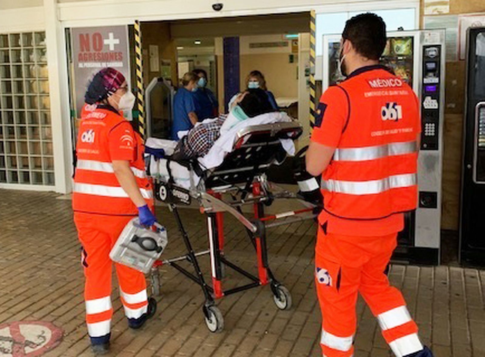Sanitarios del 061 transportan a un paciente.
