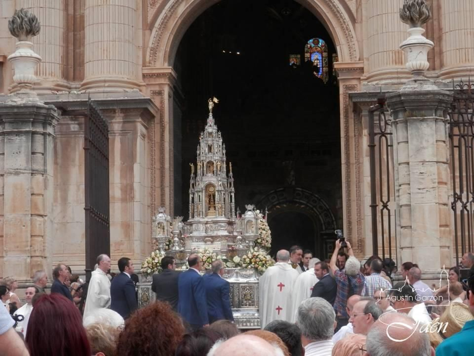 La Custodia procesiona desde el interior de la catedral.