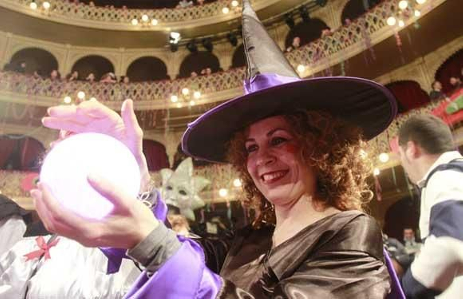 Ambiente que presentaba el Gran Teatro Falla en la Final del COAC

Foto: Julio Gonzalez-Jesus Marin-Lourdes de Vicente