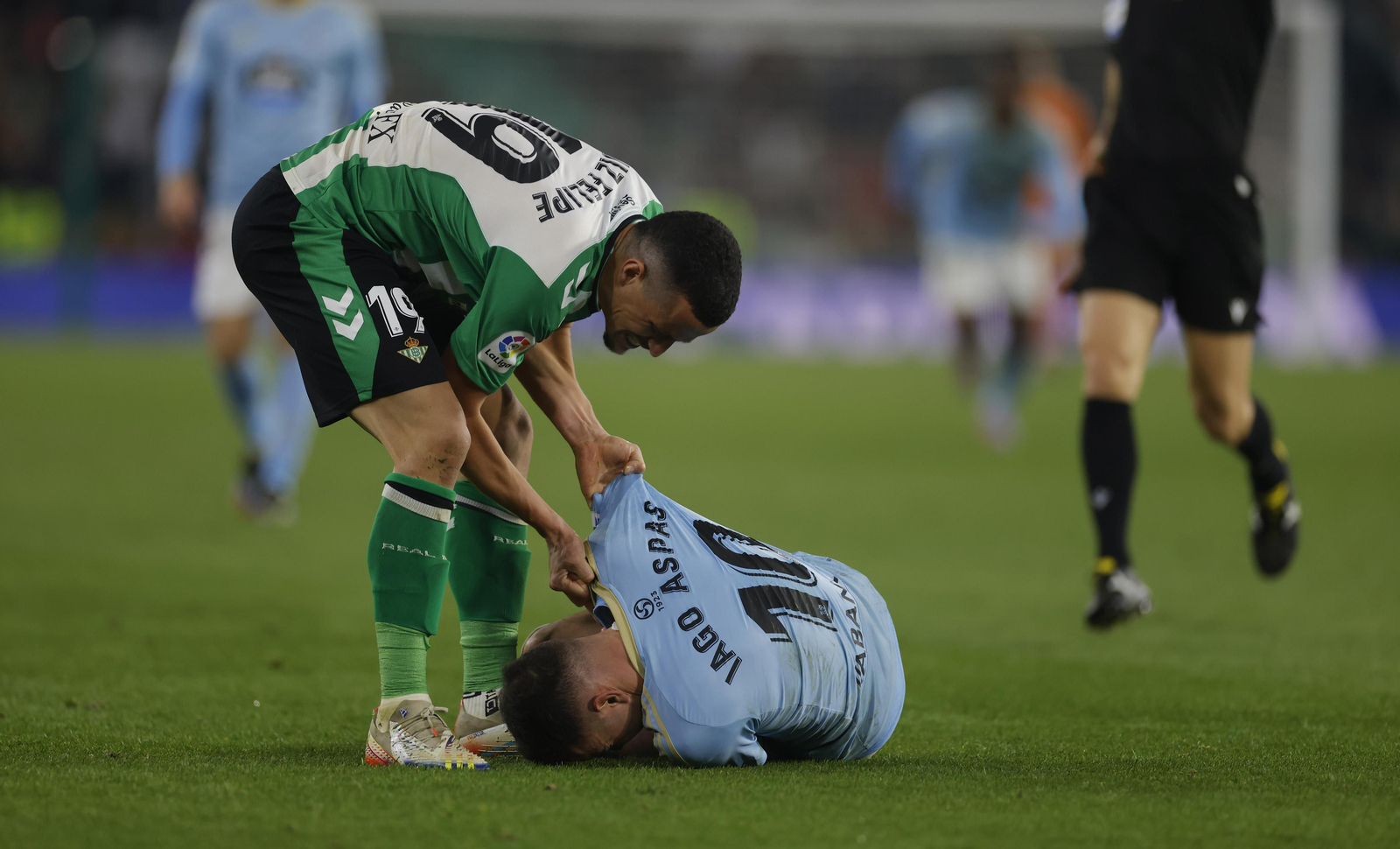 Luiz Felipe le recrimina a Iago Aspas su simulación en la acción de su expulsión.