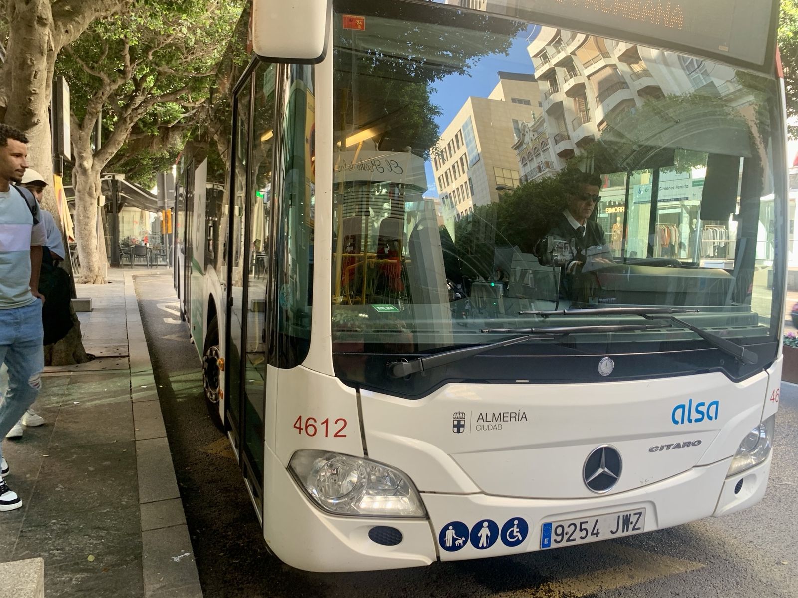 Autobús urbano en el Paseo de Almería