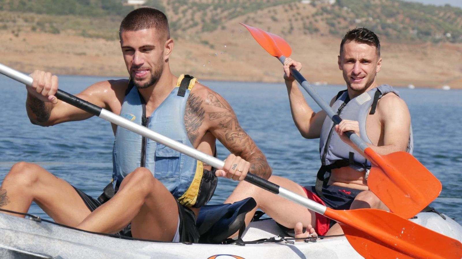 Julio Iglesias y Ekaitz Jiménez reman sobre una piragua.