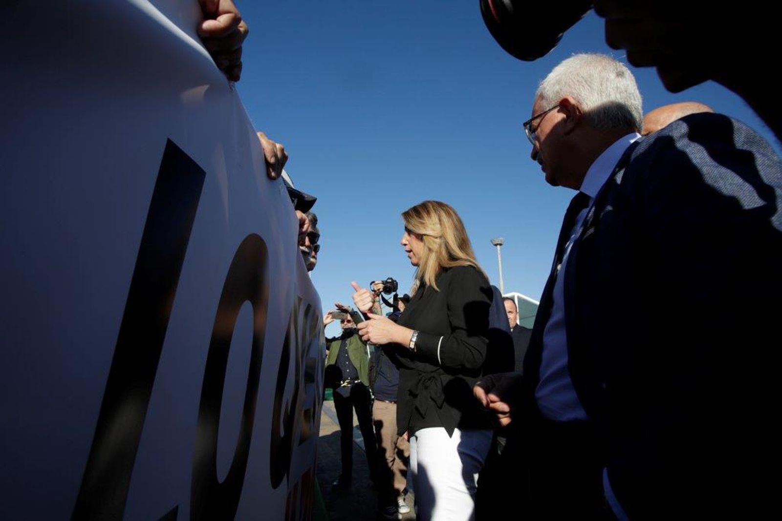La presidenta de la Junta, Susana Díaz, charla con el comité de empresa de Navantia Puerto Real durante un acto reciente.