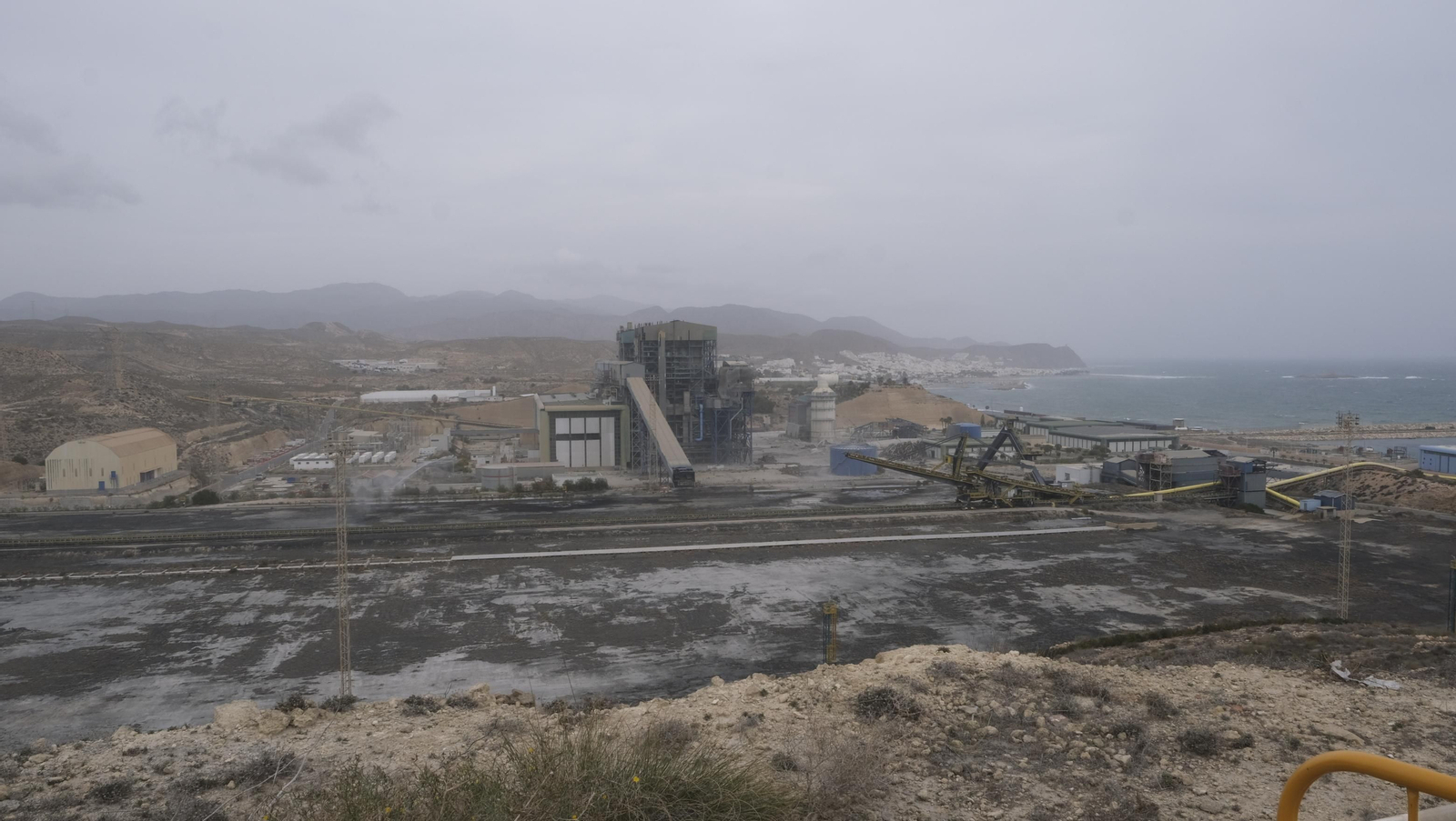 El derribo de la Torre Litoral de Endesa en Carboneras, en imágenes