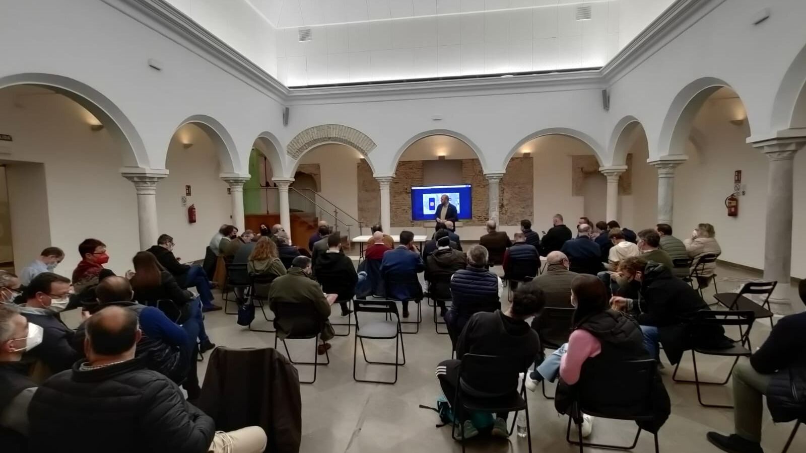 Charla celebrada en la Vera Cruz en la que se expuso el funcionamiento de la app Zello.