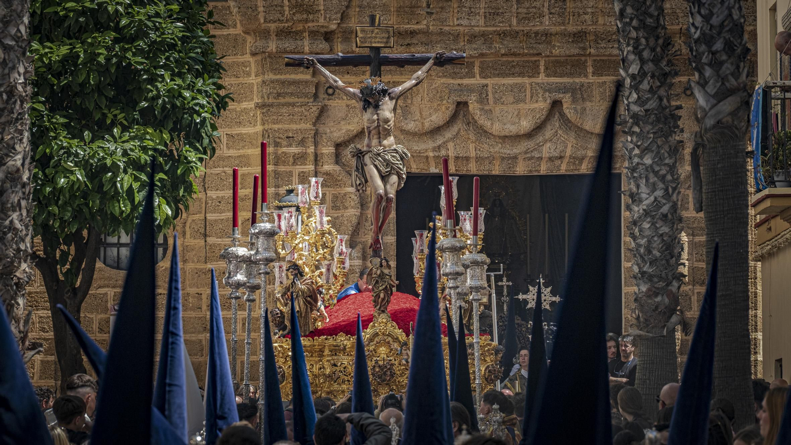 Imágenes de la salida de La Palma en la Semana Santa de Cádiz 2025