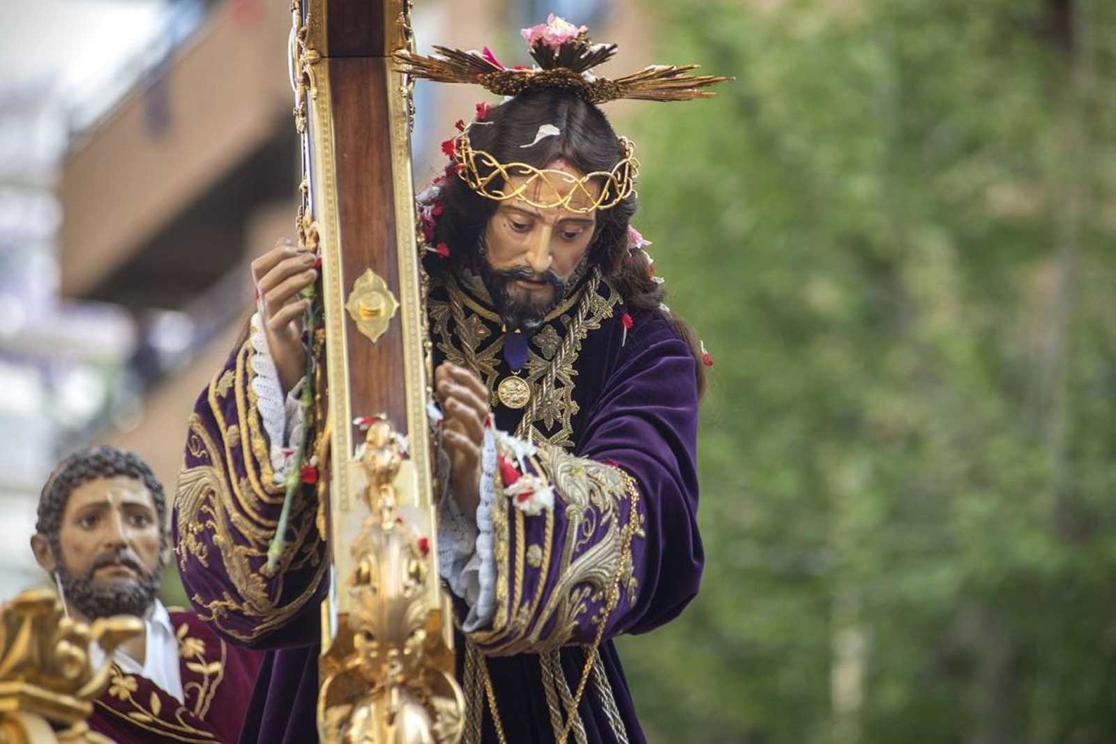 Nuestro Padre Jesús Nazareno, "El Abuelo", es la imagen más mítica de la capital y la que cuenta con un mayor número de hermanos. Nuestro Padre Jesús Nazareno, "El Abuelo", es la imagen más mítica de la capital y la que cuenta con un mayor número de hermanos.