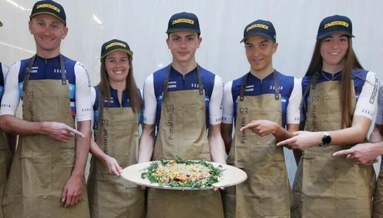 Los integrantes del Primaflor, con una ensalada