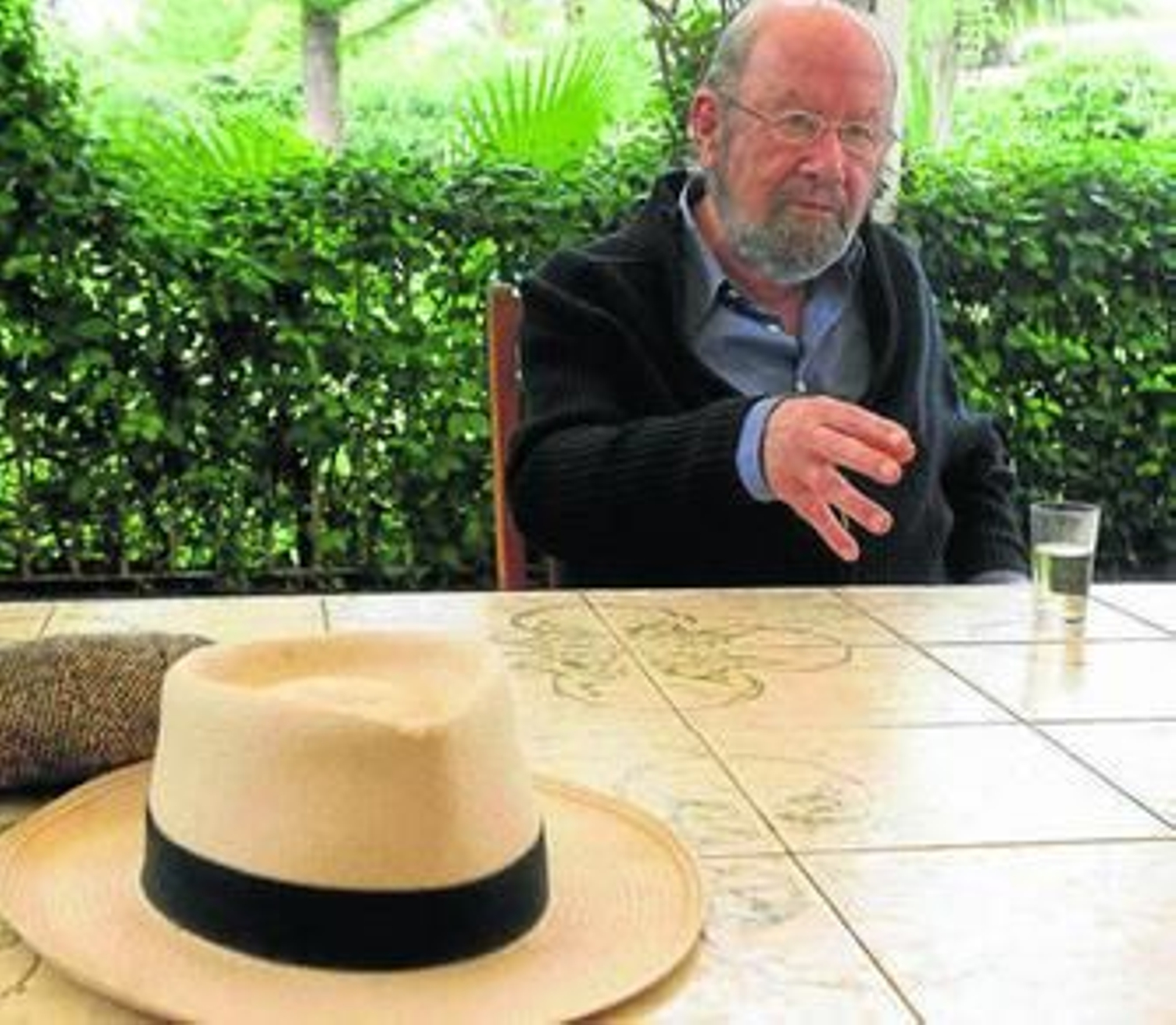 José Manuel Caballero Bonald, en el jardín de su casa de Montijo, hace unos meses.