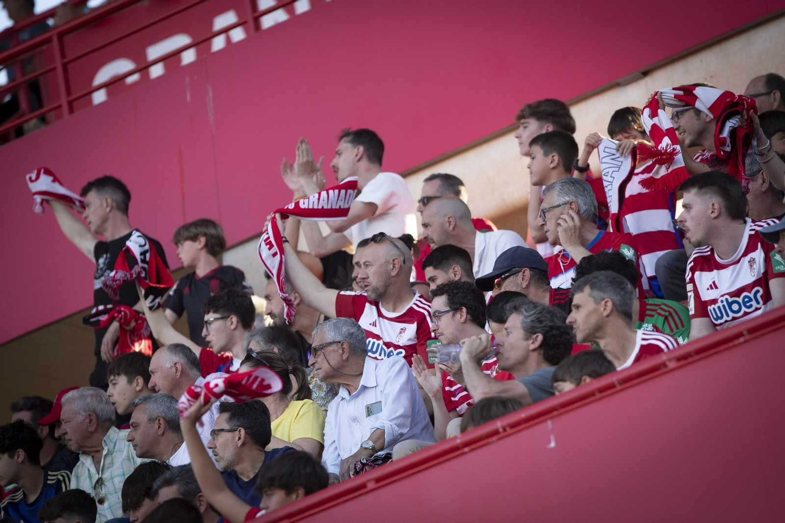 Aficionados del Granada en el Nuevo Los Cármenes
