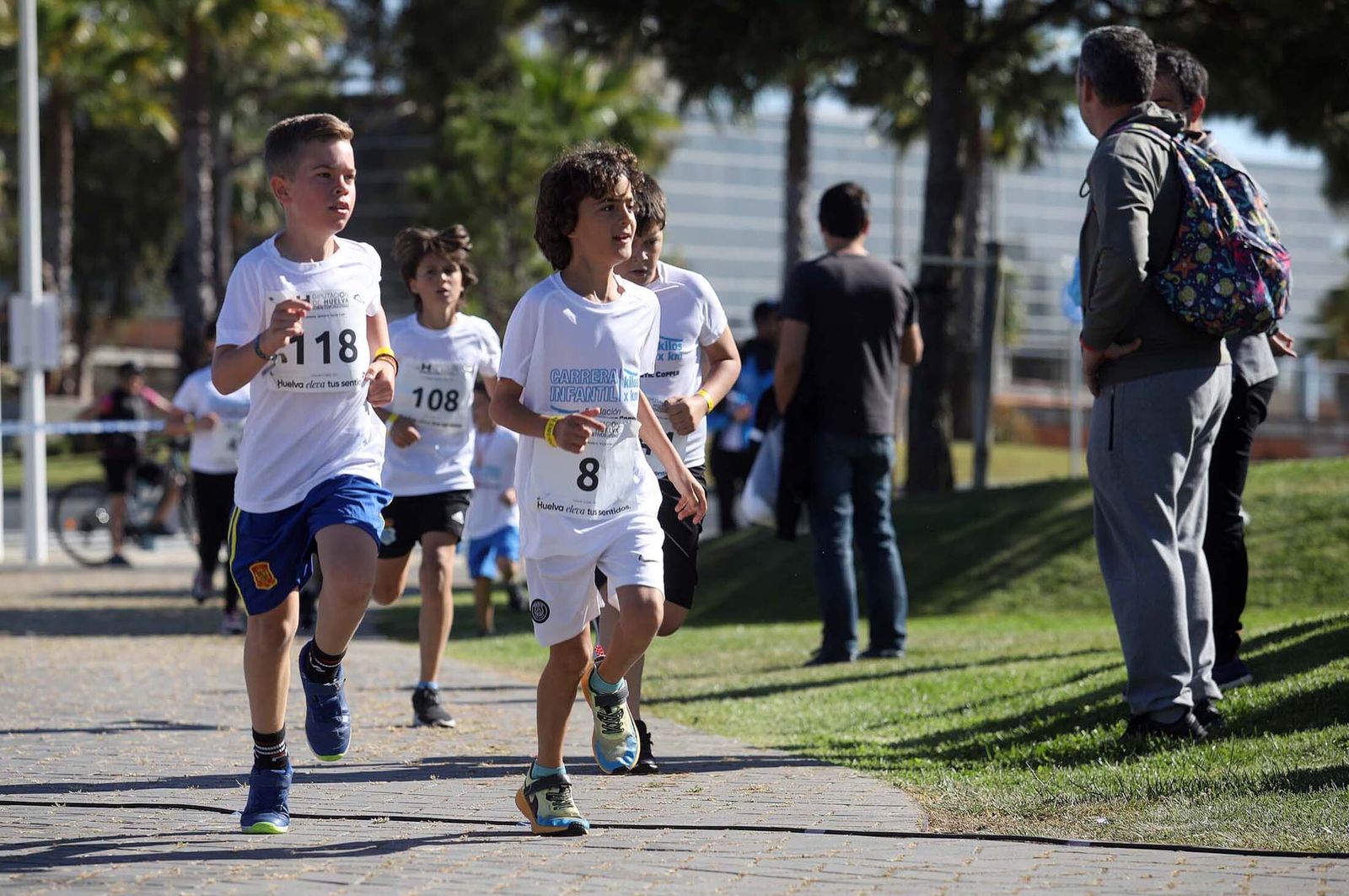 Imágenes de la carrera infantil previa a la "10K Puerta del Descubrimiento"