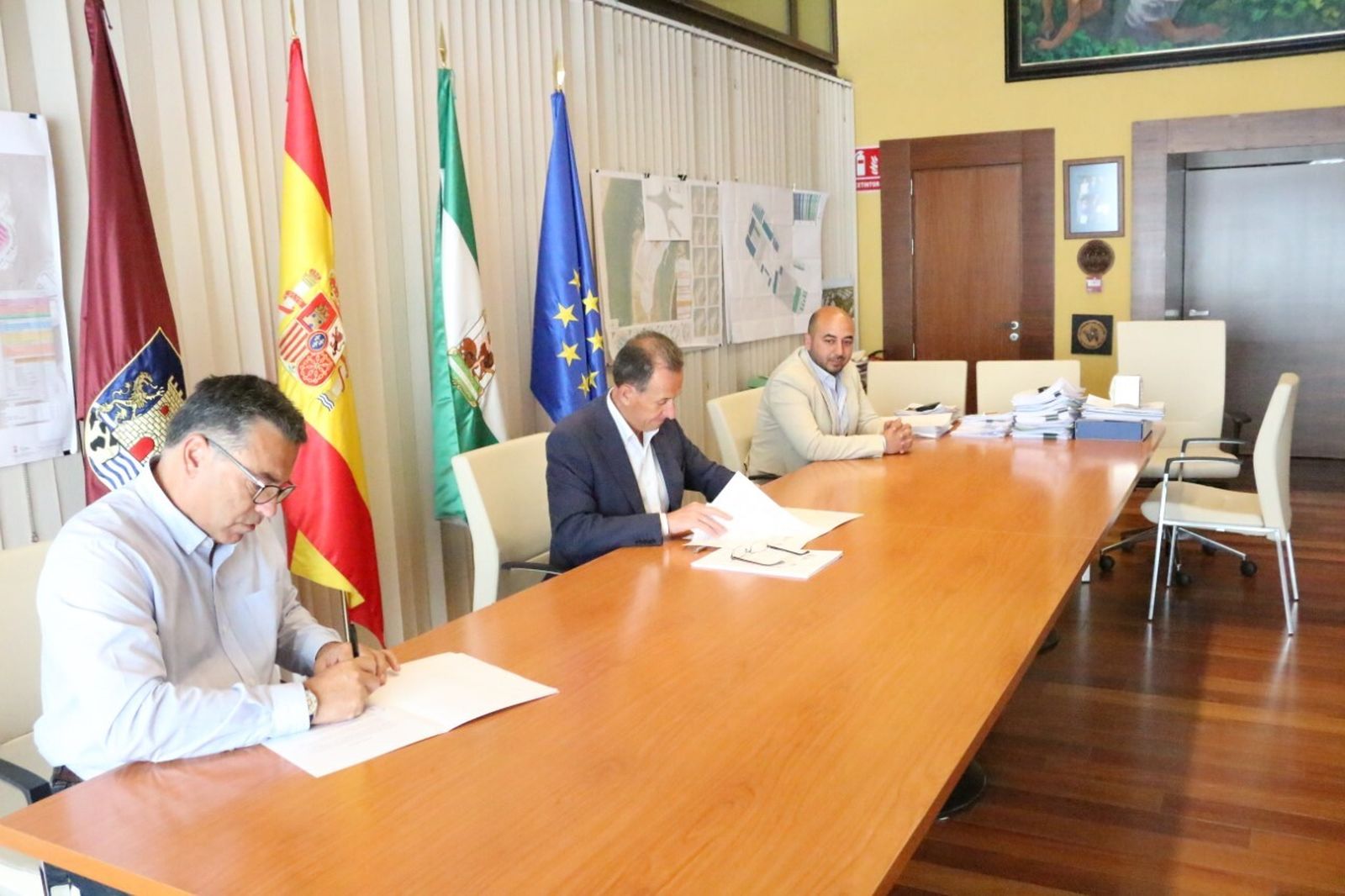 Román y Junquera en el momento de la firma junto al edil de Fomento, Adrián Sánchez.