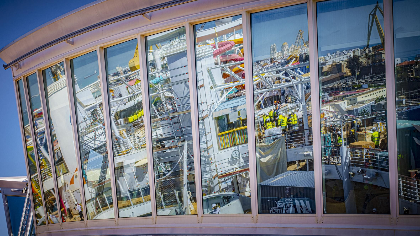 Las imágenes del interior del crucero 'Allure of the Seas' que se encuentra reparando en navantia Cádiz