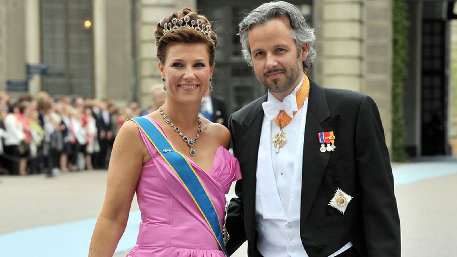 Marta Luisa con su entonces esposo, Ari Behn, en la boda de Victoria de Suecia.