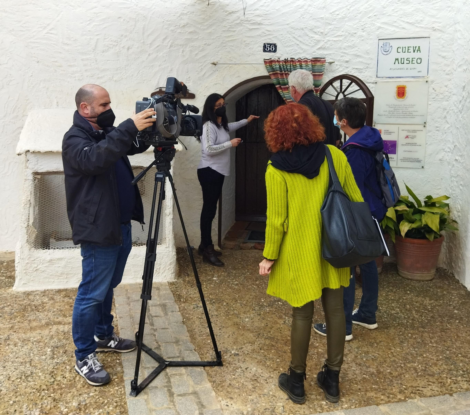 Los Reporteros de Canal Sur visitando una casa-cueva en Guadix