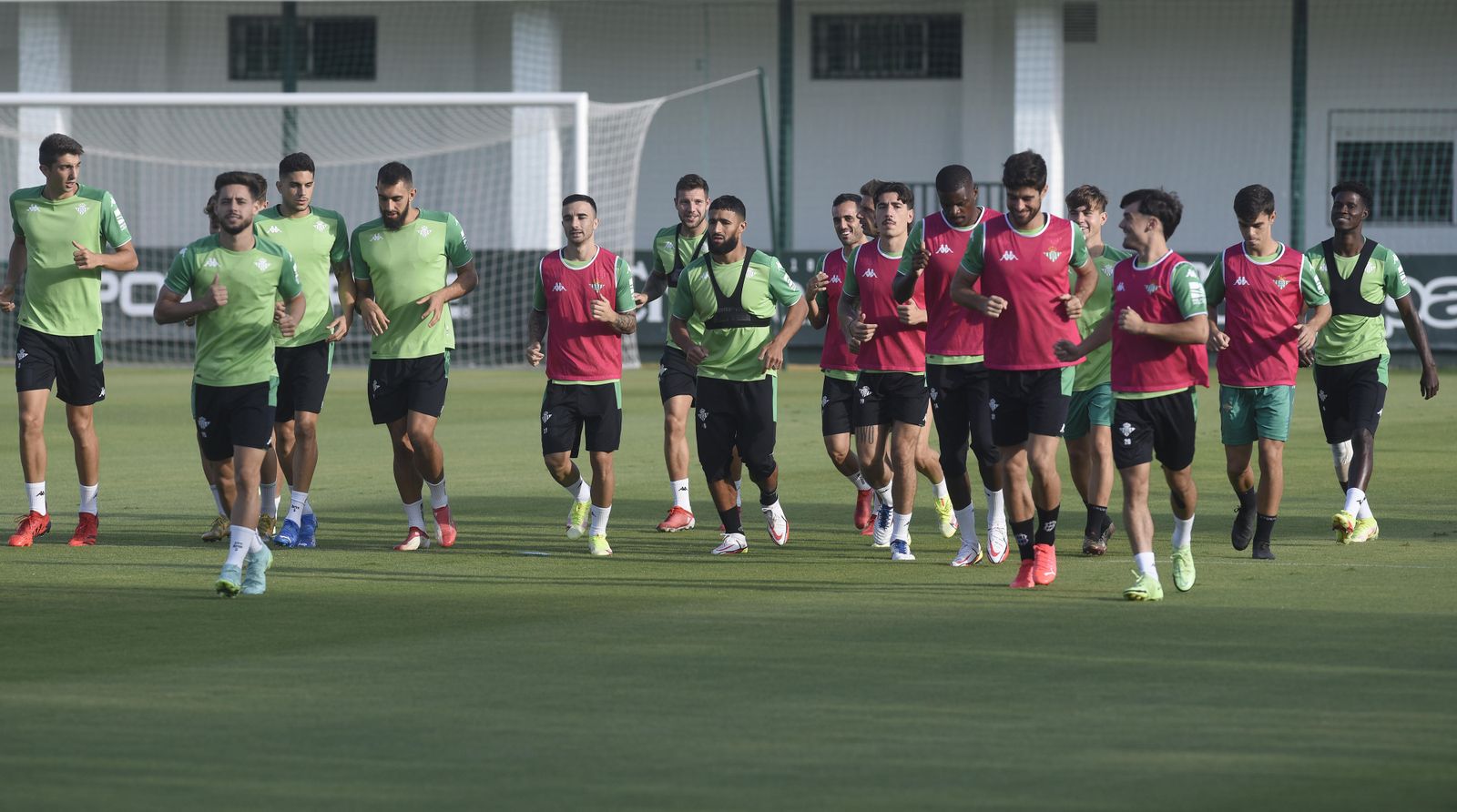 Los jugadores del Betis hacen carrera continua en el entrenamiento del pasado viernes en la ciudad deportiva del conjunto verdiblanco.