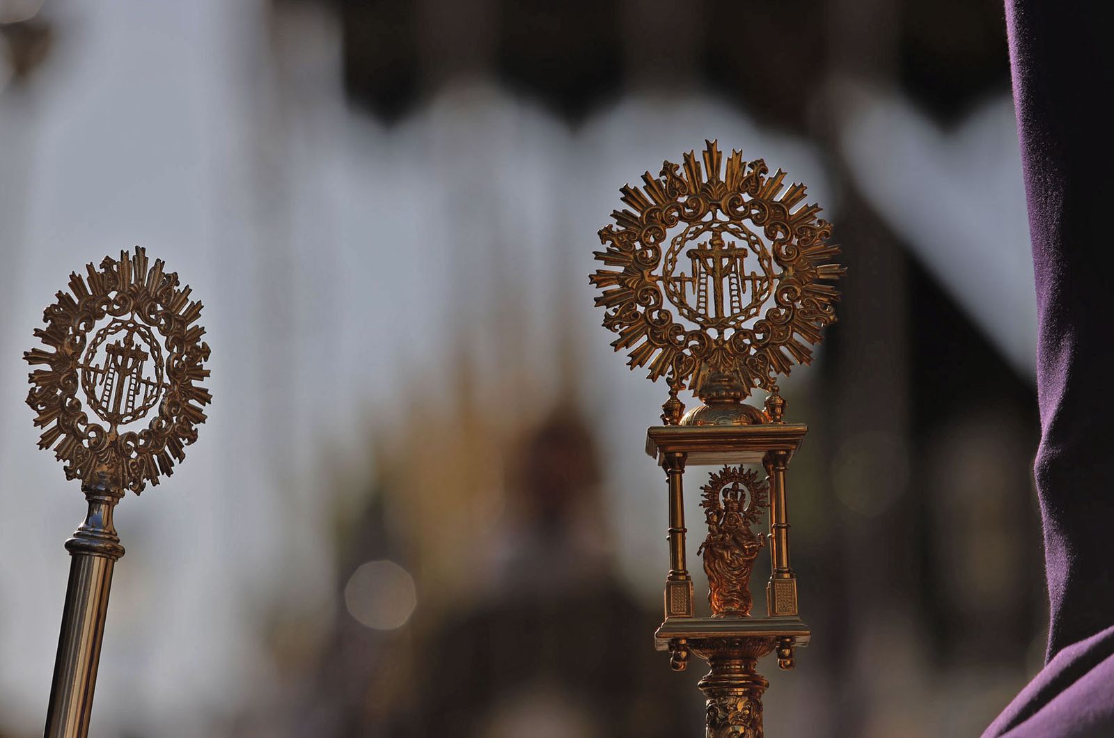 La Hermandad del Descendimiento en su recorrido por las calles de Huelva el Viernes Santo