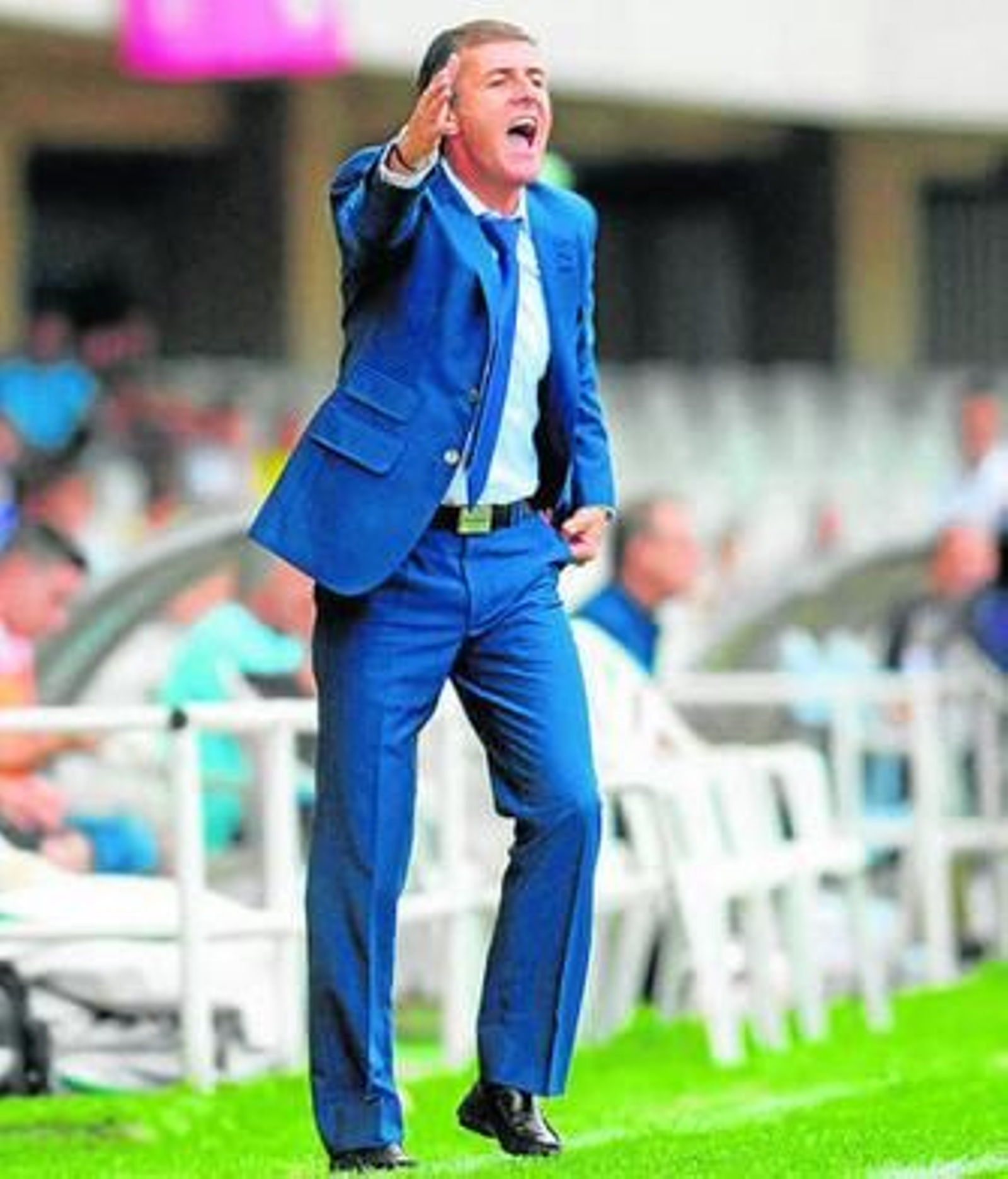 Lucas Alcaraz da instrucciones a sus hombres en un partido.