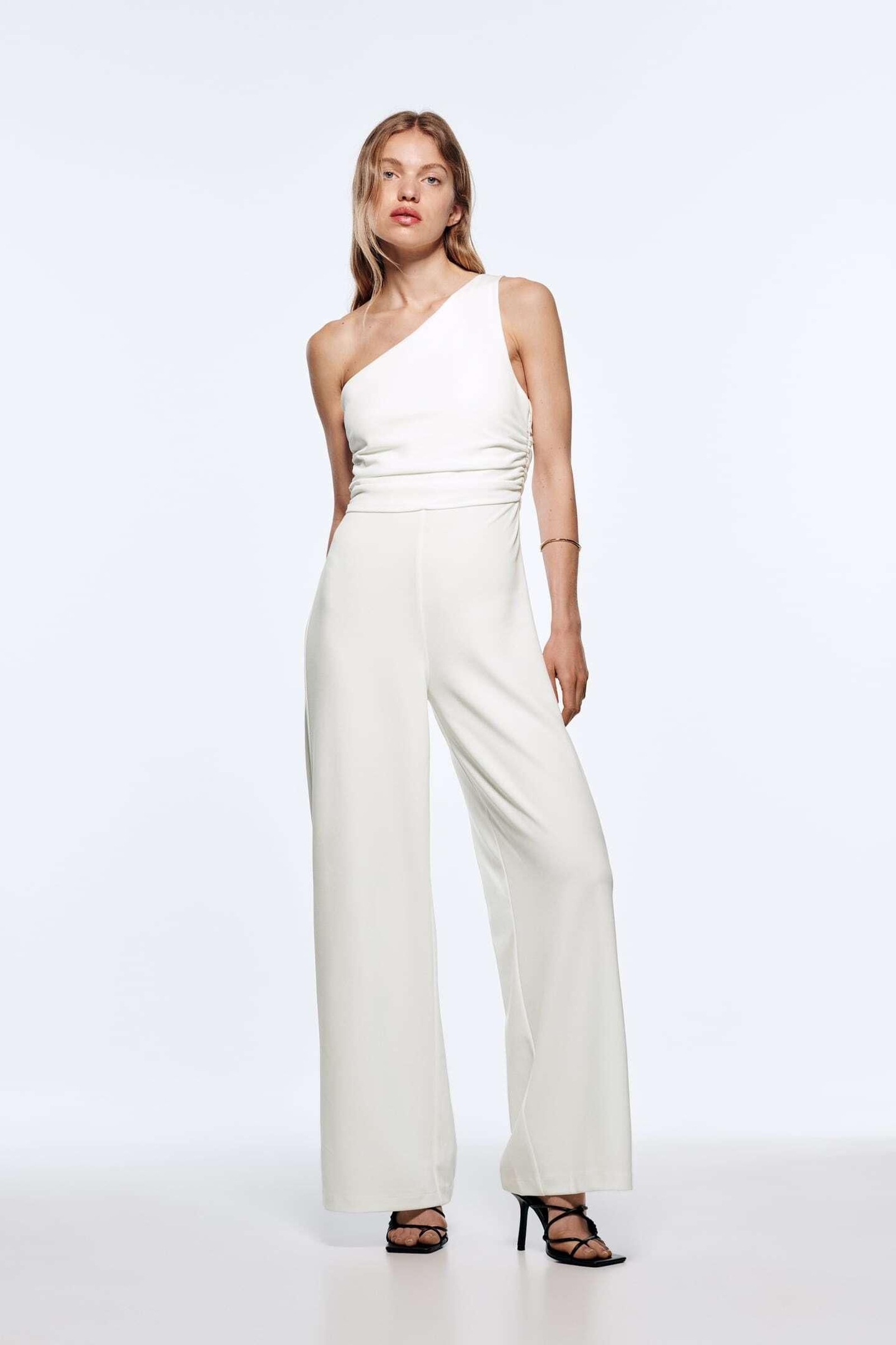 Mono blanco con escote asimétrico de Zara.