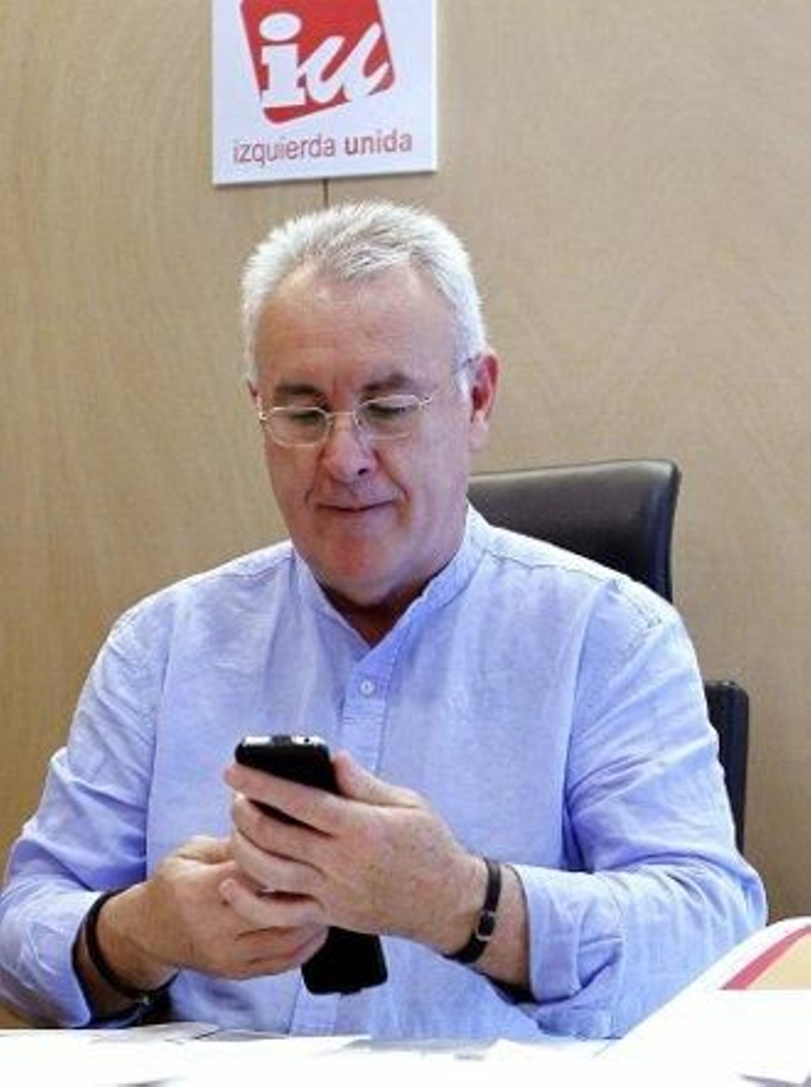 IU propone al Rey que se opere en un hospital público para dar ejemplo