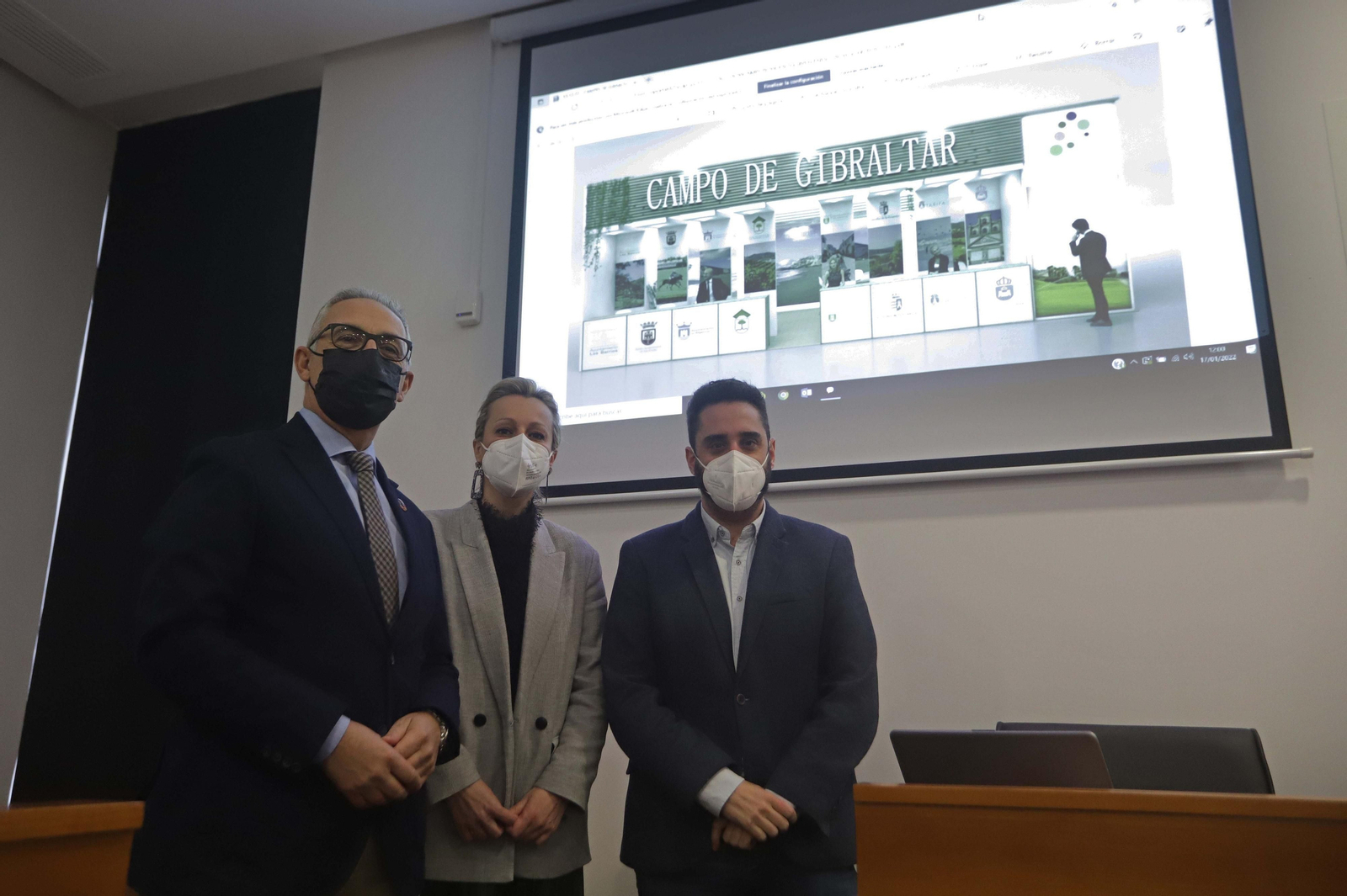 Juan Lozano, Ana Ruiz y Daniel Perea, junto con una recreación del diseño del expositor comarcal para Fitur.