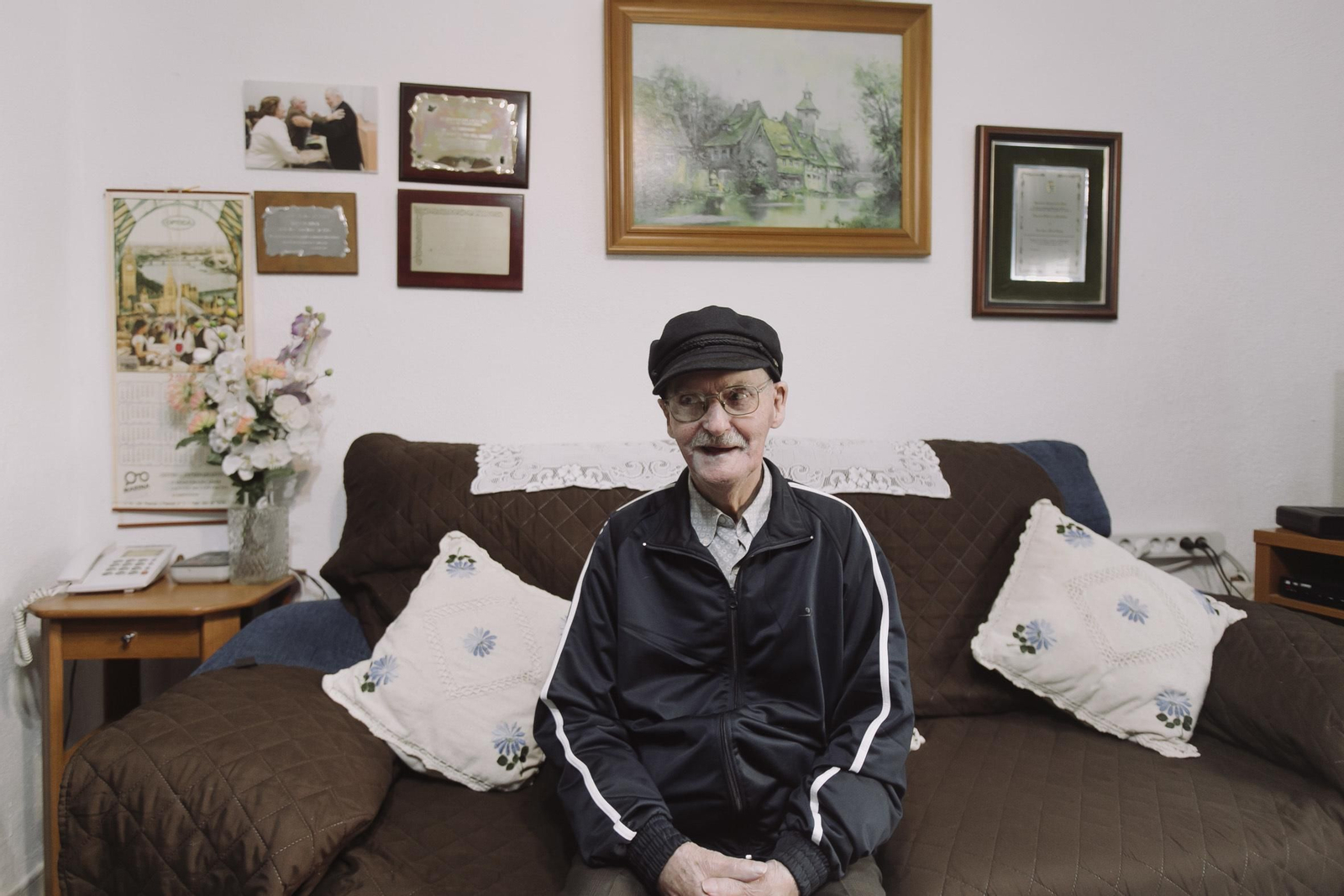 Pepe Mena, homenajeado del COAC 2019, en el salón de su hogar.
