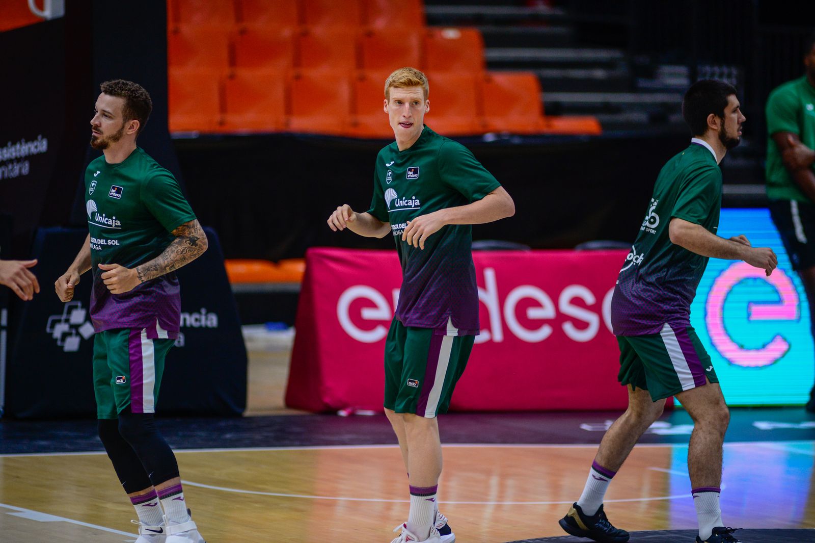 Adams, Alberto Díaz y Bouteille calentando antes de un partido en La Fonteta.