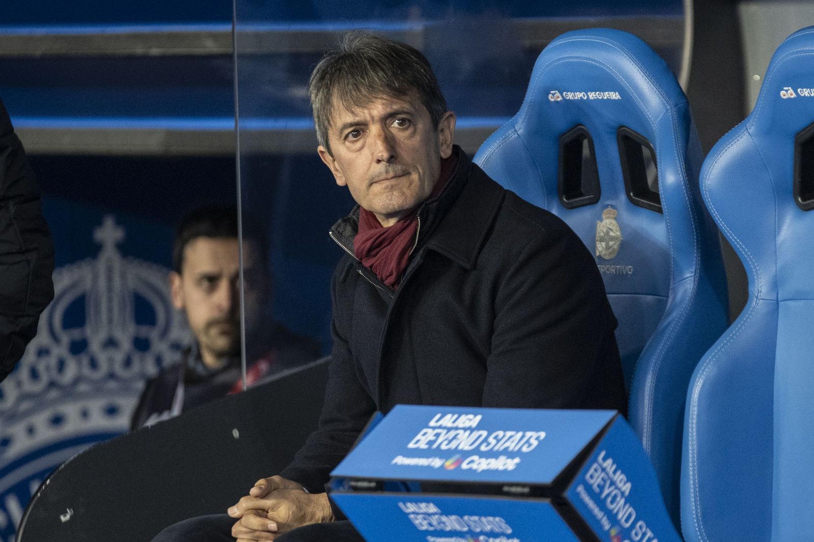 Pacheta observando el encuentro en el banquillo de Riazor.